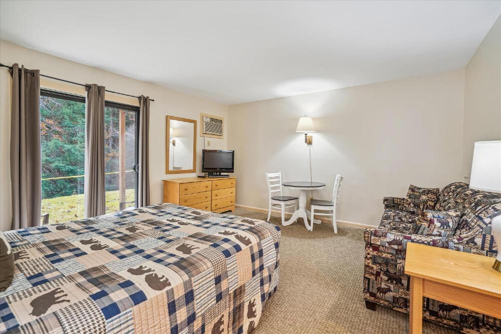 Cedarbrook Queen Studio 107